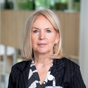 Vrouw die blij glimlacht